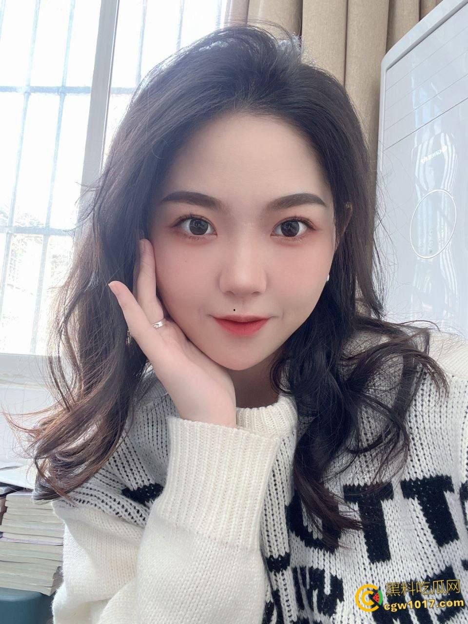 高颜值白嫩御姐,私下里和炮友约炮,穿开裆黑丝对镜后入抽插,跪在洗手间深喉口交,骑乘蠕动做爱吮吸手指 !-1