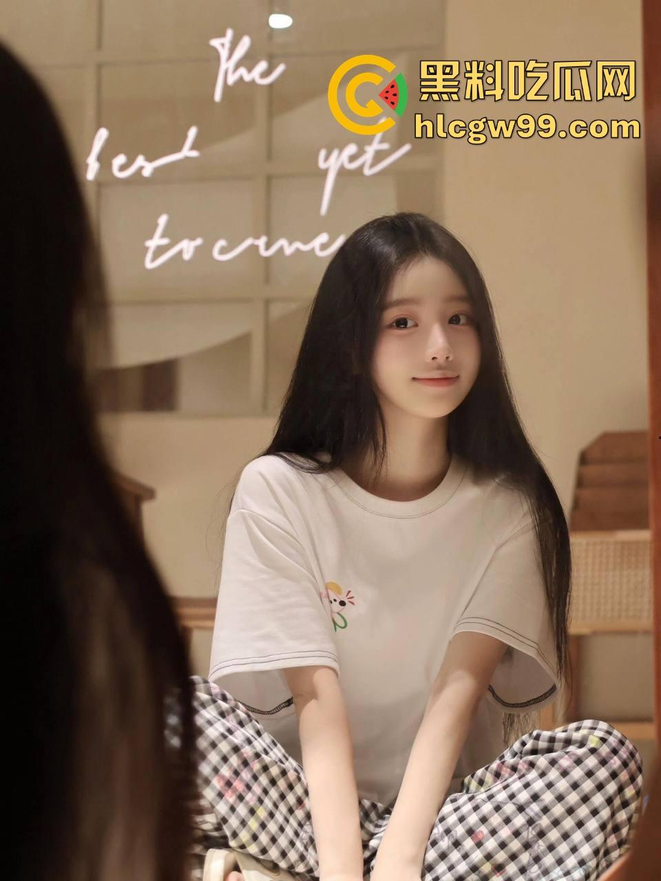 天津绿帽老公酒店开房安排单男爆操老婆,自己缩在厕所撸到腿软,透过玻璃看现场春宫秀!-2