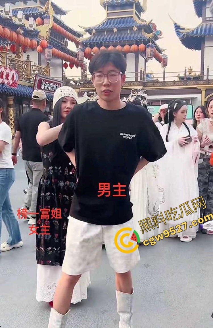 主题乐园NPC「蓝狐狸」婚内出轨榜一大姐！网恋撕逼、不雅视频满天飞，百万粉丝大咖背后的故事-10