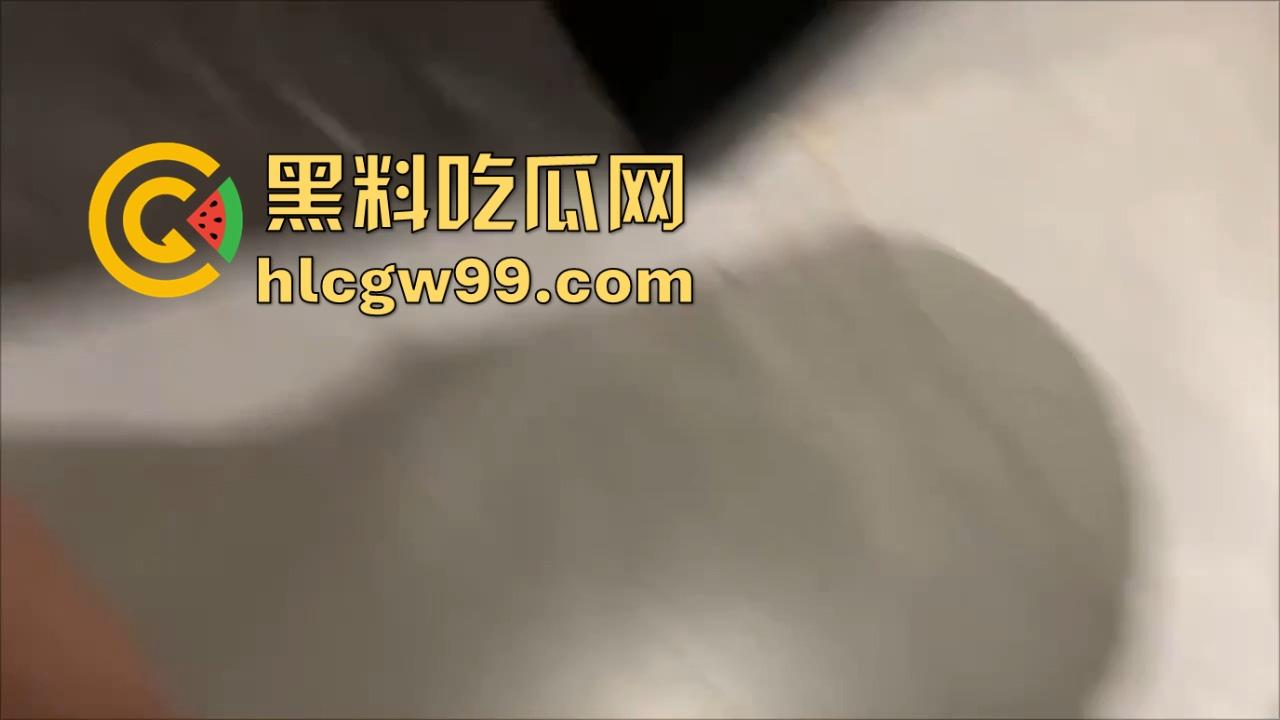 天津绿帽老公酒店开房安排单男爆操老婆,自己缩在厕所撸到腿软,透过玻璃看现场春宫秀!-11