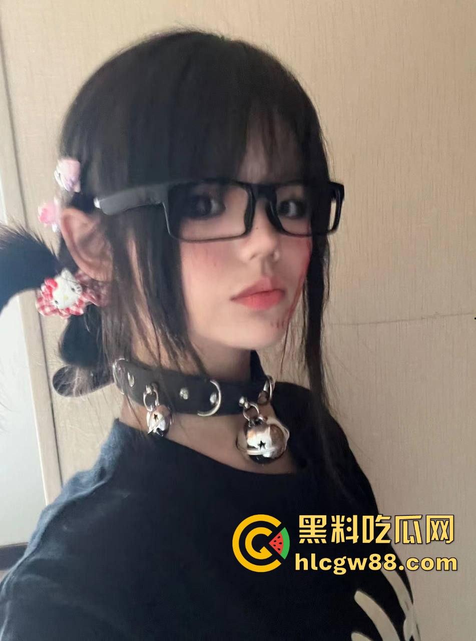 珠海艺术职业学院【杨婷婷】与金主裸拍视频被曝光 极品巨乳抠逼自慰 很有撸点！-6