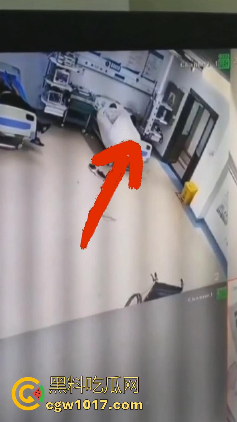 医院监控真实灵异事件,实拍一病床前出现鬼影,随后病人生命体征迅速消失,医生翻看录像发现惊恐一幕!-5