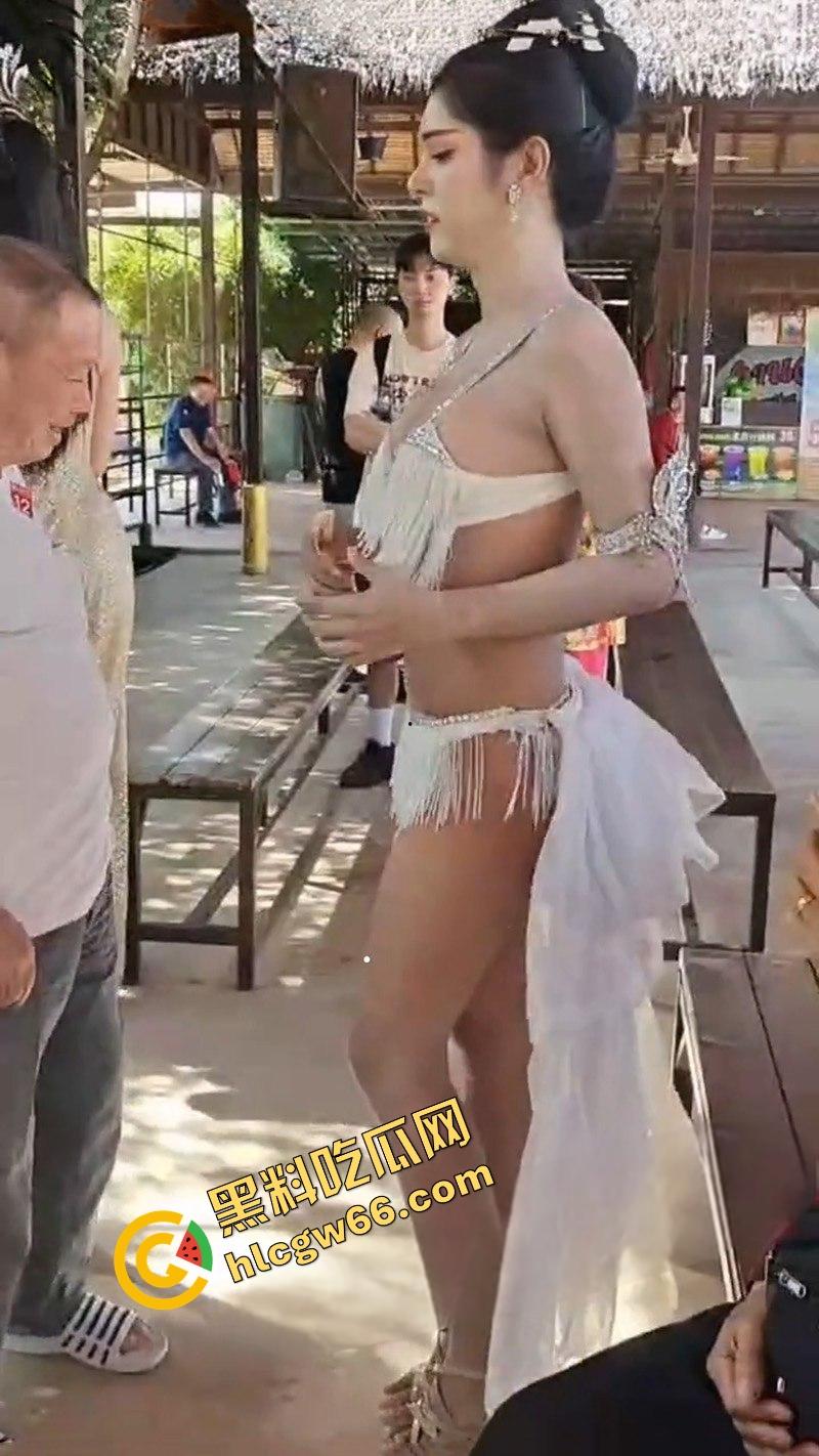 中国大爷街头撩人妖乱摸,乳大骚骚揉上瘾,结果鸡巴比自己还大,伸手一摸居然是吊炸天的霸王屌!-4