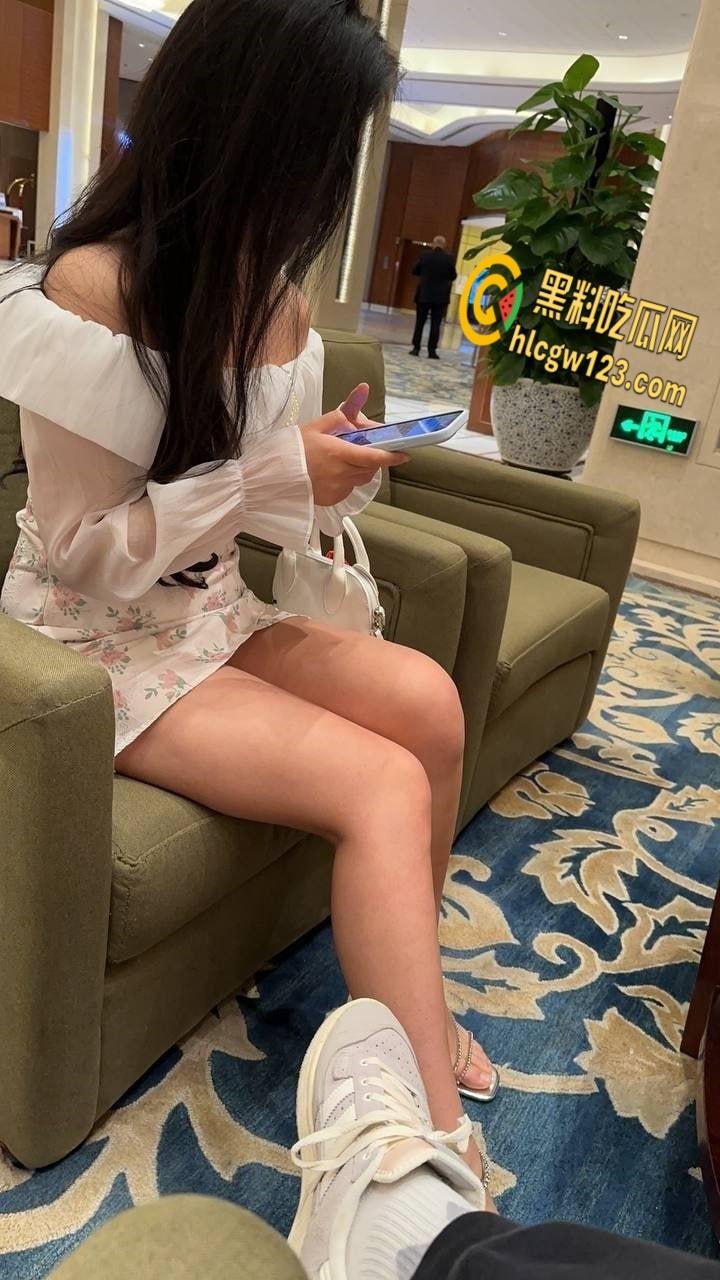 清纯江西女大学生变骚浪尤物！情趣装下美乳翘臀，床都被干塌了 !-8