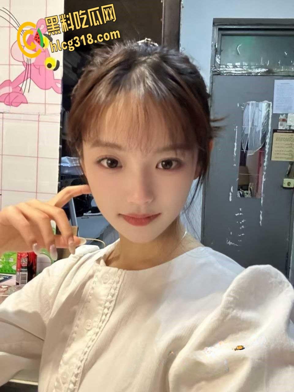 南京工业大学【王诗瑶】，白丝开裆裤当狗溜，跪在地上吃着大屌还比耶！-1