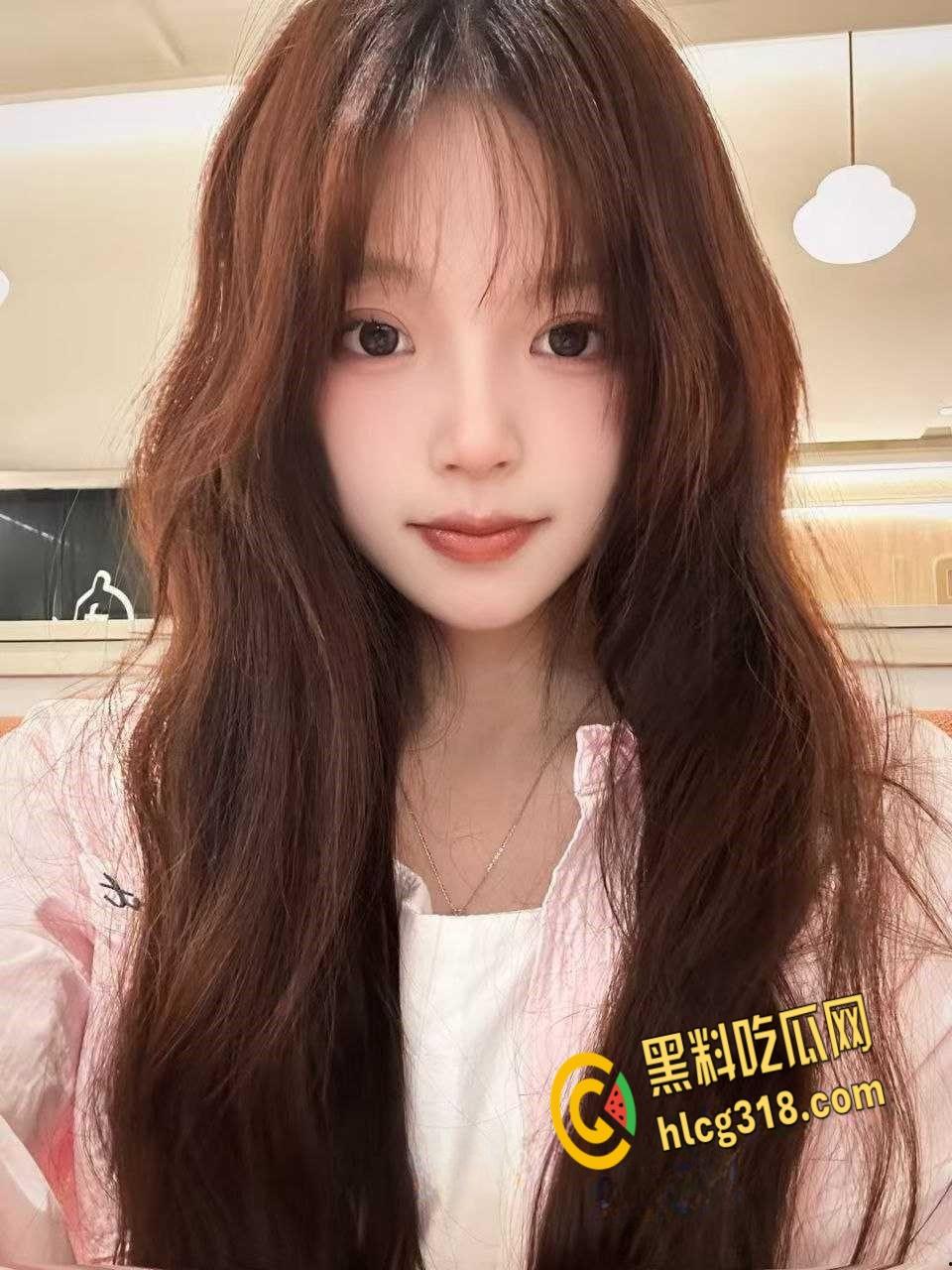 南京工业大学【王诗瑶】，白丝开裆裤当狗溜，跪在地上吃着大屌还比耶！-2