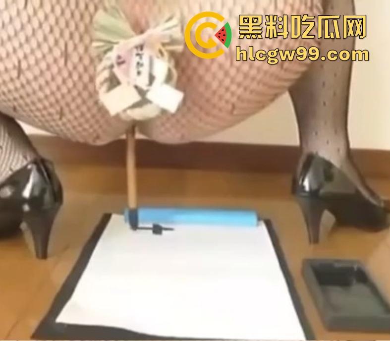 南通极品SM母狗【封封】发情大屁股母狗逼夹毛笔写字，骚气冲天玩弄小穴和屁眼，屁眼小穴玩得骚到冒烟！-13