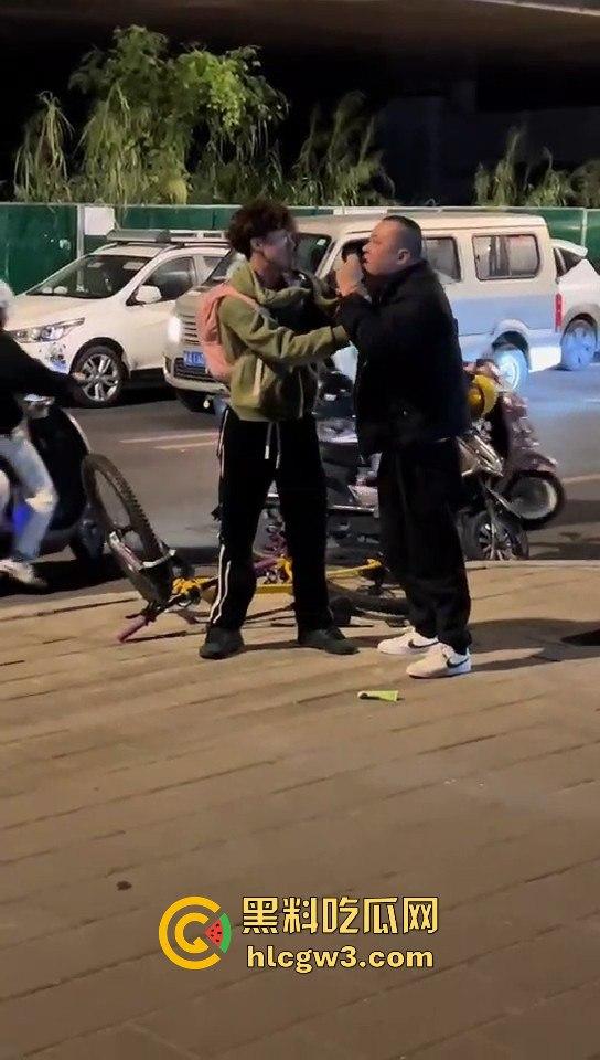 福州酒懵子喝酒喝得发疯，怼孩子当出气筒，要是孩子有刀估计当天就直接火化-5