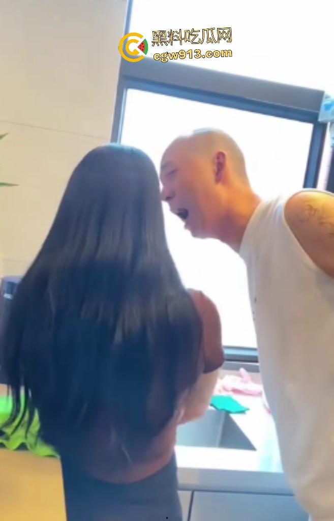 水性杨花荡妇翻车！88年出轨姐包养男模，床上勾搭小鲜肉被抓包，男模直接告发给原配，光头老公直接哭死！-5