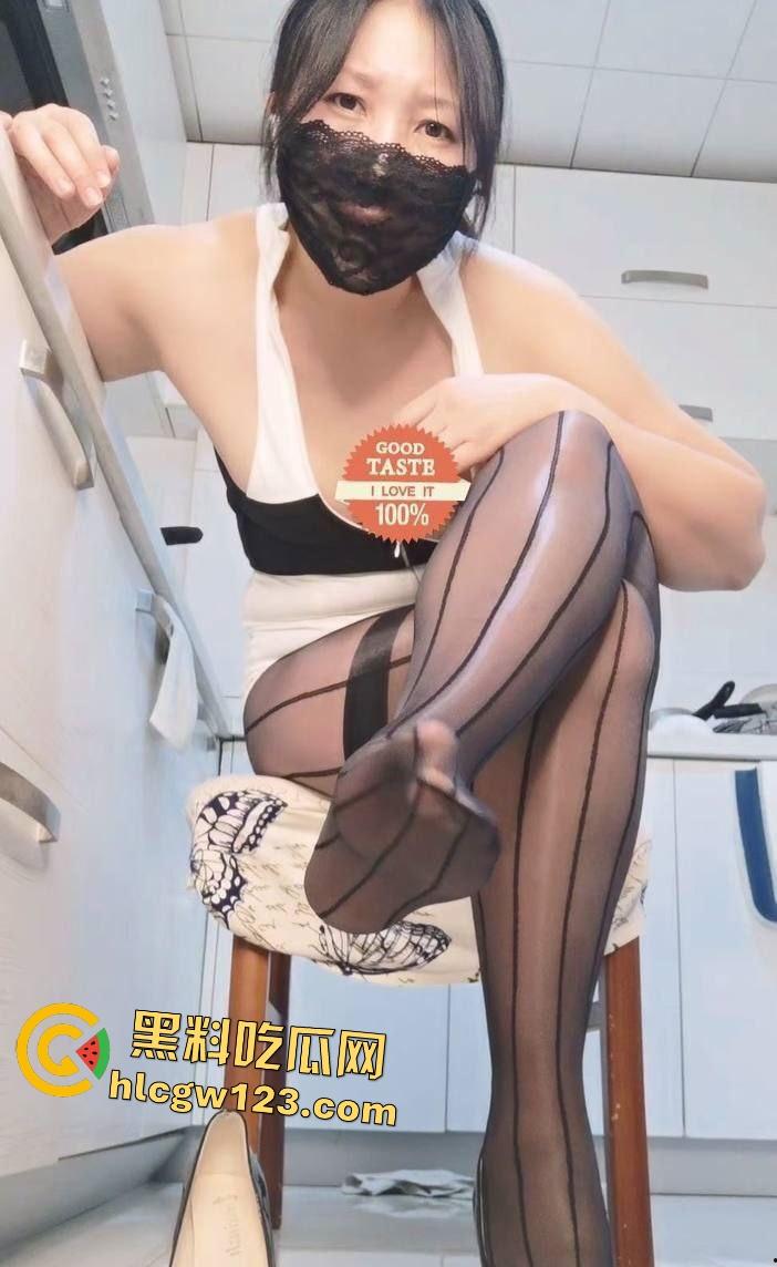 【桃仙小妖精】网红母狗在儿子写作业身后偷偷自慰，废物儿子给机会都没发觉动静！-2