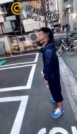 公共场所疯狂自慰，胆量堪比超级英雄，这样的行为真敢看！-6