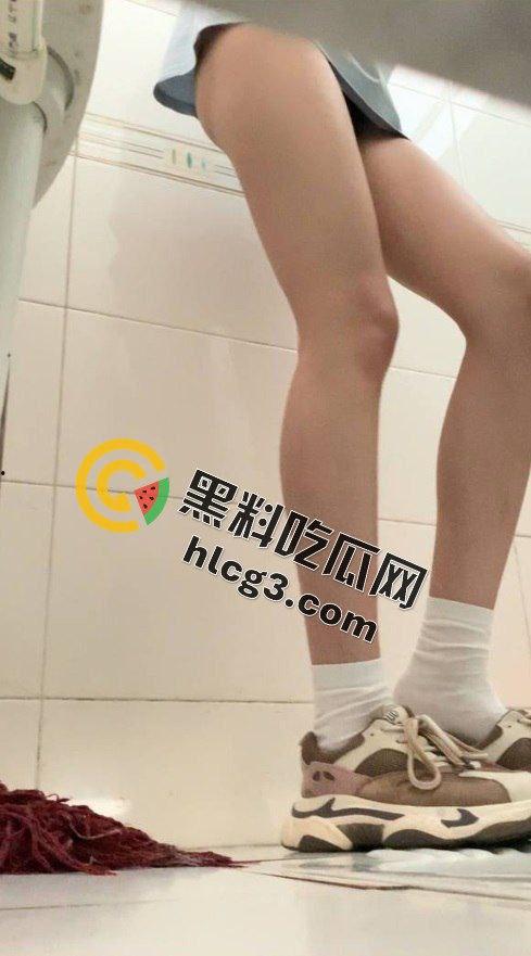 连云港三中爆出震撼大瓜！两高中生厕所偷吃被偷拍，野战现场激战正酣！-2