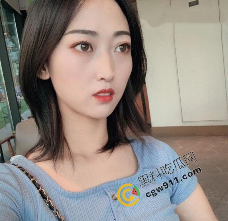陕西西安极品绿帽夫妻疯狂酒店约炮！娇妻美乳嫩穴被双管齐下，大屌男把骚妻操到浑身颤抖淫水狂流，刺激不已-1