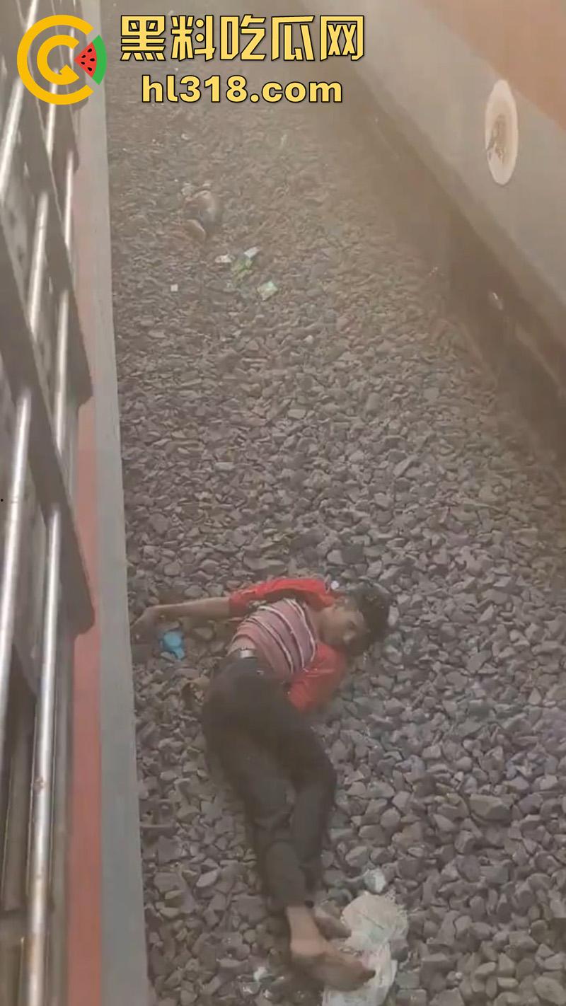 印度谣言造成大祸，大聪明编造车厢着火谣言，导致气氛混乱多人跳车逃生，被疾驰而来的火车撞死！-5