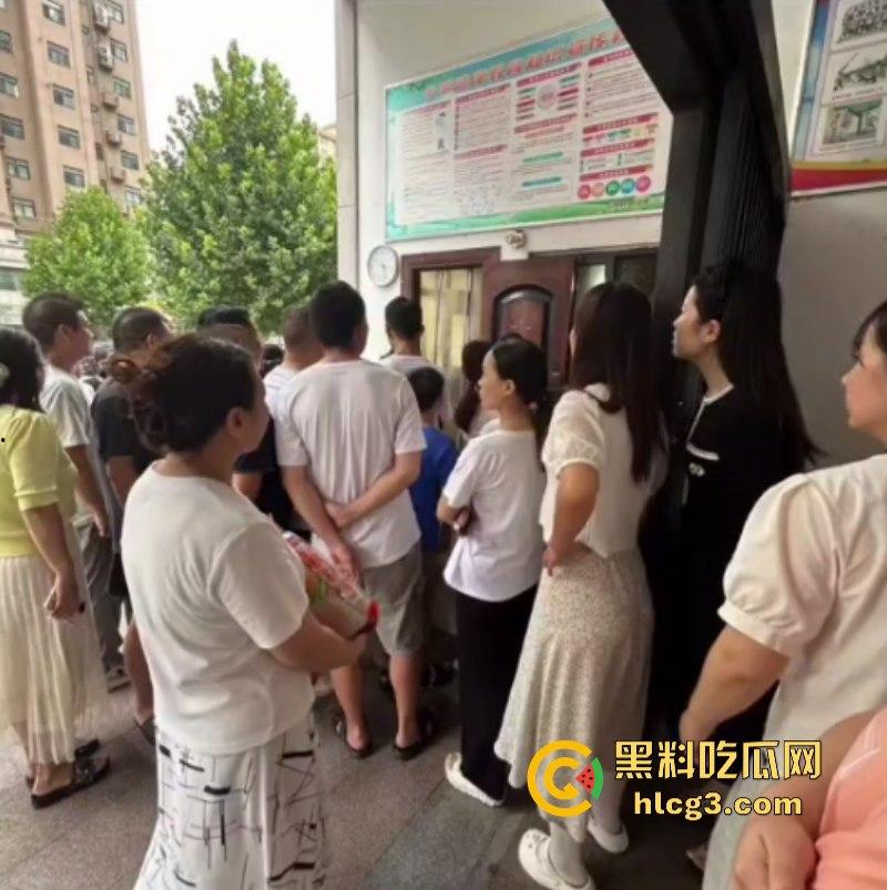 电梯刚交付一年!业主被困电梯扒门自救坠井身亡!-2