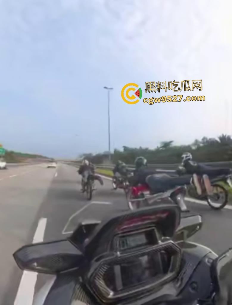 马来西亚摩托车仔cos超人飞姿飙车翻车！连环撞摩托直接散架，1人不治惨死，超人不是那么好当的！-2