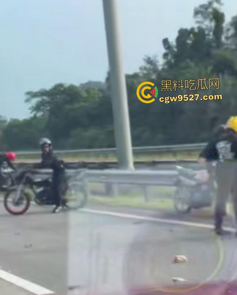 马来西亚摩托车仔cos超人飞姿飙车翻车！连环撞摩托直接散架，1人不治惨死，超人不是那么好当的！-8