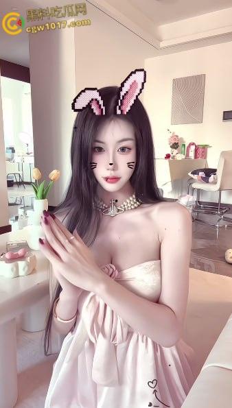 抖音网红 【小茶吃不饱】大尺度福利视频，淫浪骚货揉奶自拍，极品白虎嫩逼直播扣逼，自慰喷汁高潮颤抖！-3