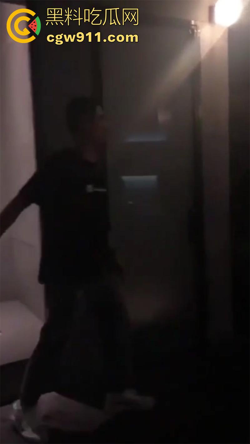 偷拍酒吧厕所的喝精女孩，半透明厕所门，清晰可见女孩下跪吃鸡，疯狂嗦屌口爆吞精，这绝对是个好女孩吧！-6