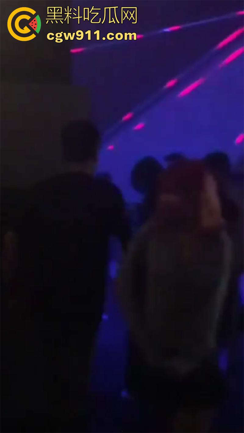 偷拍酒吧厕所的喝精女孩，半透明厕所门，清晰可见女孩下跪吃鸡，疯狂嗦屌口爆吞精，这绝对是个好女孩吧！-7