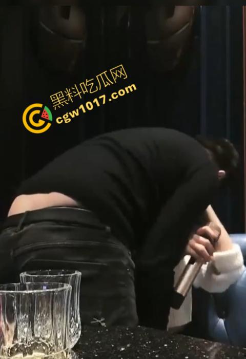 惊艳KTV包厢：狂野友谊，极致滋味！醉美妹子边唱边被无套爆操，男闺蜜疯狂掀起春潮，内射狂欢！-5