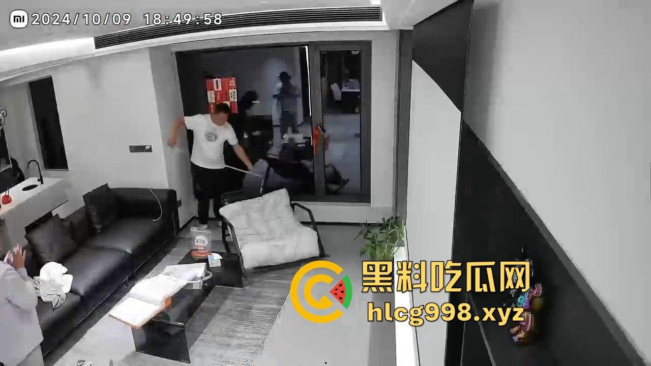 男的发微博喊被装修工人强暴，结果看着还挺享受，两GAY佬演双簧？-11