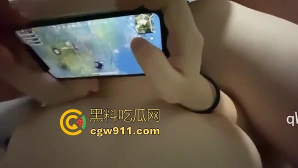 网恋半年的和平精英网友终于奔现啦！二话没说见面就是插，这妹子做爱期间也不浪费时间开一把！-9