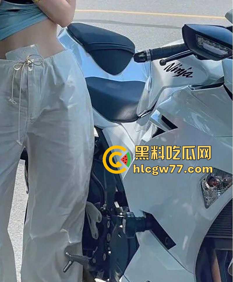 机车女神【懒洋洋】裸聊丑闻曝光 性感辣妹竟是隐藏网黄 视频露逼挑逗骑友 湿身直播性感撩人!-7