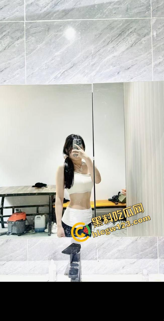 绍兴绿帽老哥带老婆约炮单男，结果被操到高潮的媳妇反手训他你把嘴闭上，好好看人家操我！-6