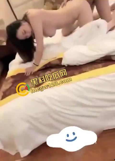 绍兴绿帽老哥带老婆约炮单男，结果被操到高潮的媳妇反手训他你把嘴闭上，好好看人家操我！-17