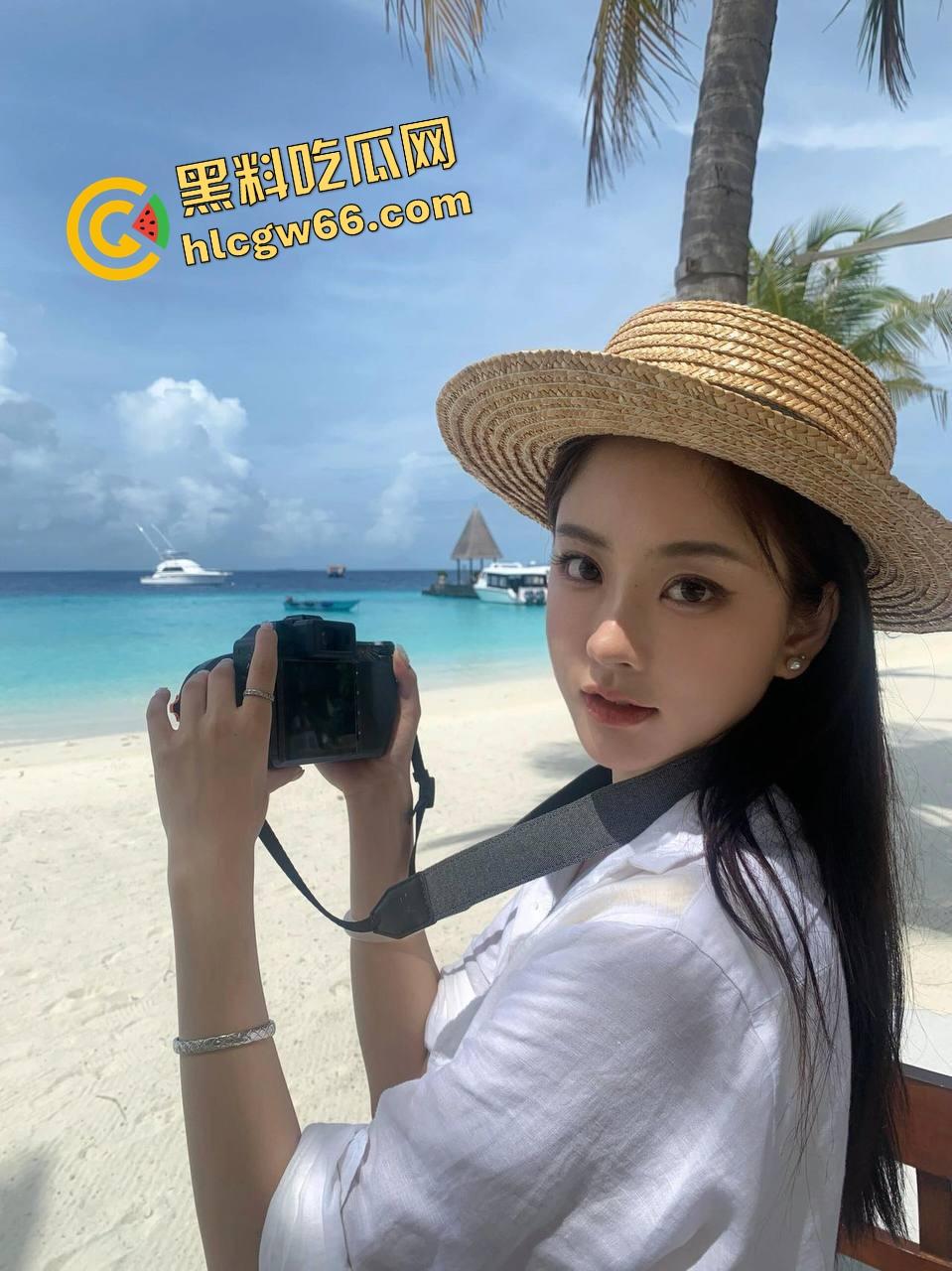 足控福利拉满，脚丫子一搓就爆浆，骚妹用脚玩鸡儿玩得贼6，三分钟不到就给你榨出来，谁还用手啊？-4