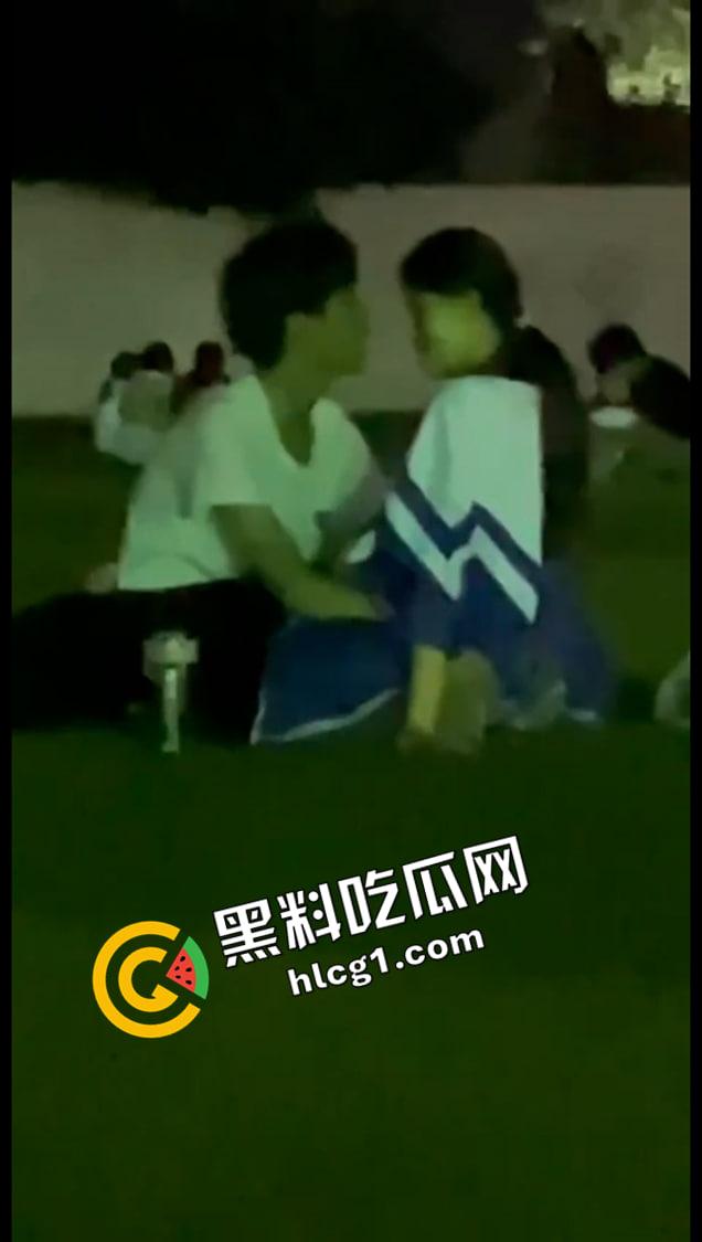 河南经济贸易技术学院 情侣操场发情 大庭广众插进去 同学让我也分享一下你的快乐吧-1