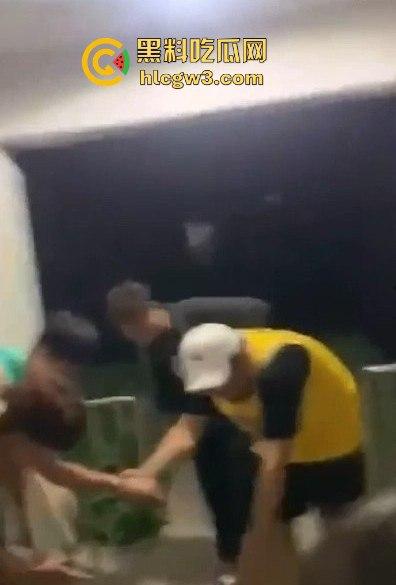 安徽校园内衣大盗现场翻车！臭袜子满地，小伙口味重，偷遍女宿舍内裤，活脱脱现代采花贼！-1