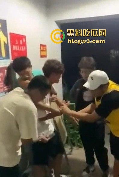 安徽校园内衣大盗现场翻车！臭袜子满地，小伙口味重，偷遍女宿舍内裤，活脱脱现代采花贼！-4