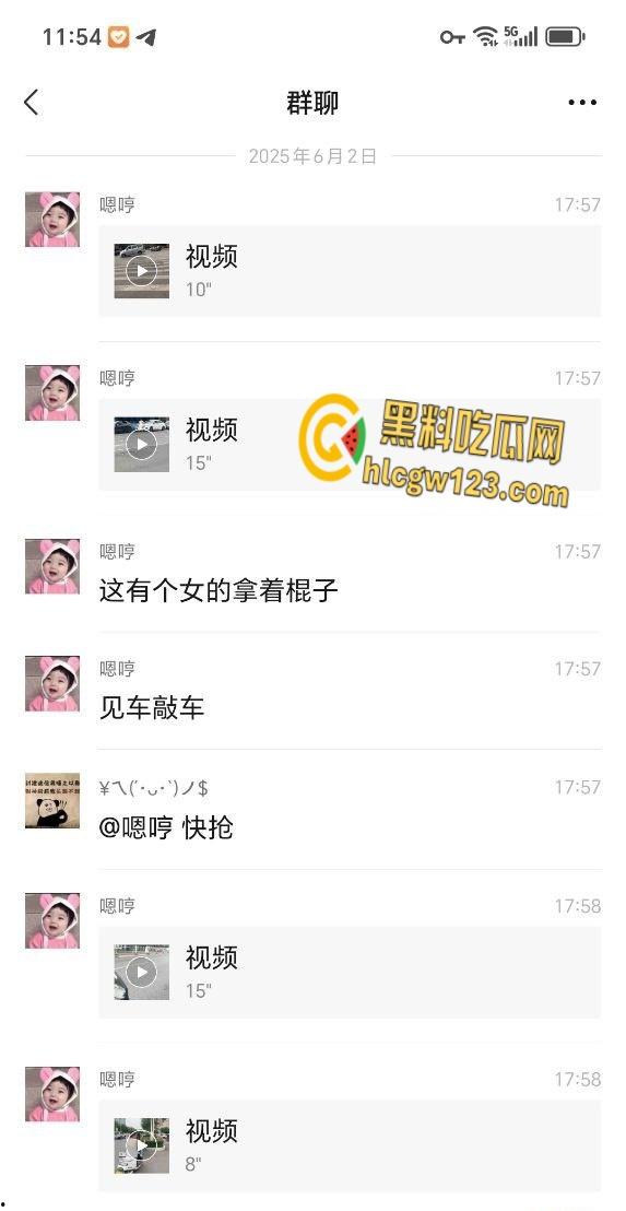 河南洛阳街头惊现症女子，机动车道持械狂砸多车，警方火速介入！-2