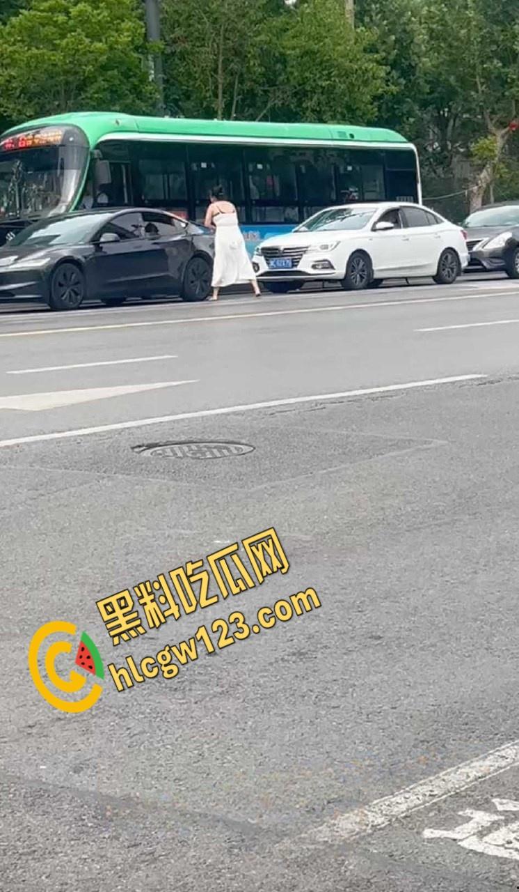 河南洛阳街头惊现症女子，机动车道持械狂砸多车，警方火速介入！-7