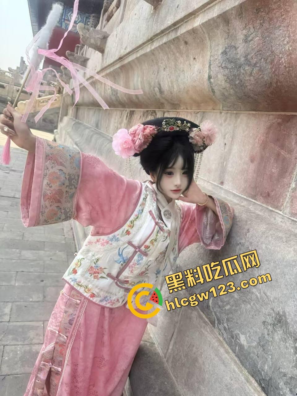 万物皆可插 她逼比收纳箱还万能，嫩妹用整根黄瓜怼逼胡萝卜插菊操到抽搐，差点送医院！-4