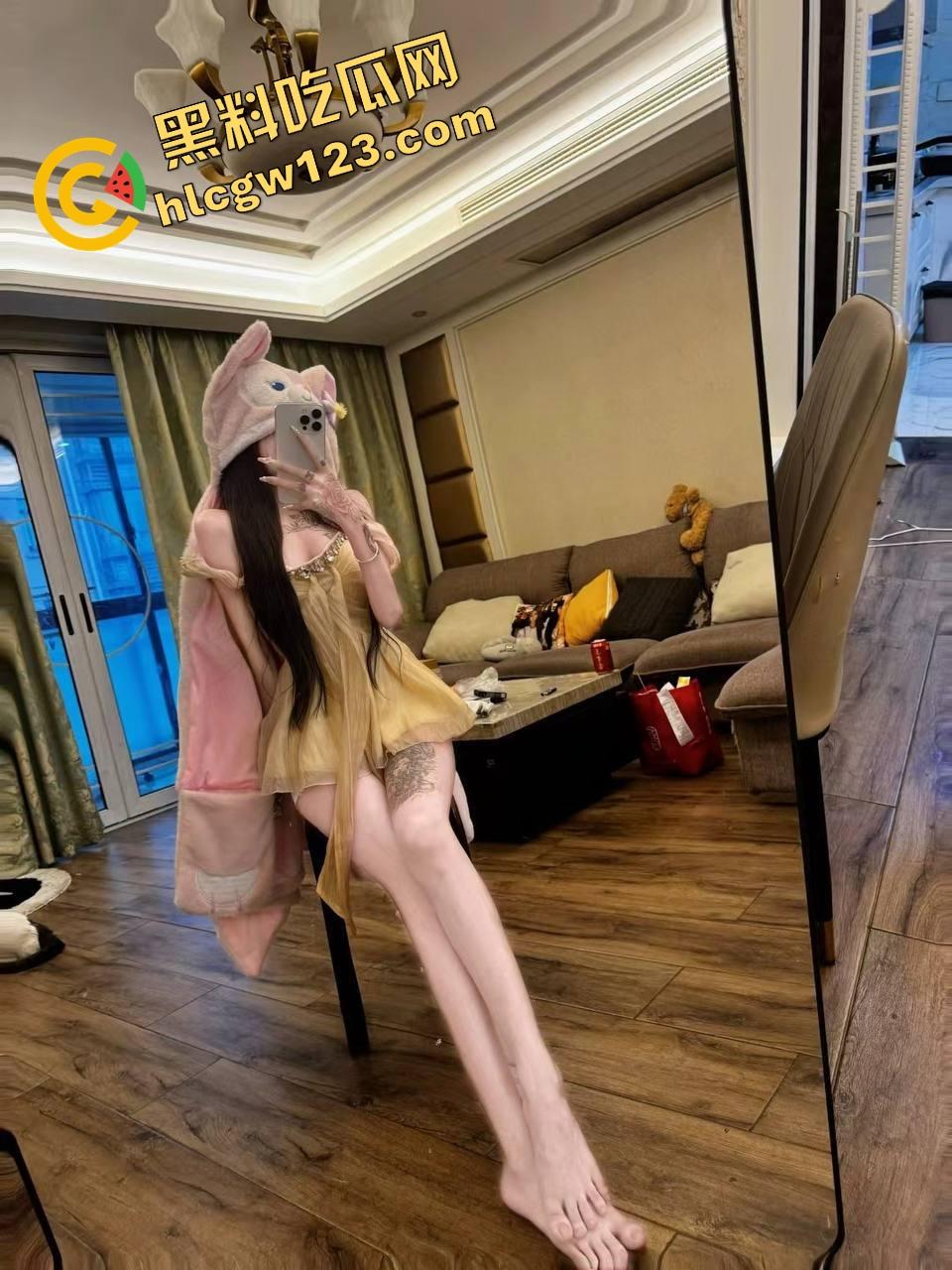 万物皆可插 她逼比收纳箱还万能，嫩妹用整根黄瓜怼逼胡萝卜插菊操到抽搐，差点送医院！-6