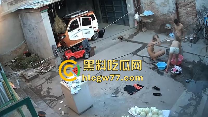 家庭摄像头破解，乱伦家庭户外洗澡，全身赤裸院子里等着洗澡，这骚妈身材还真奈斯啊！-5