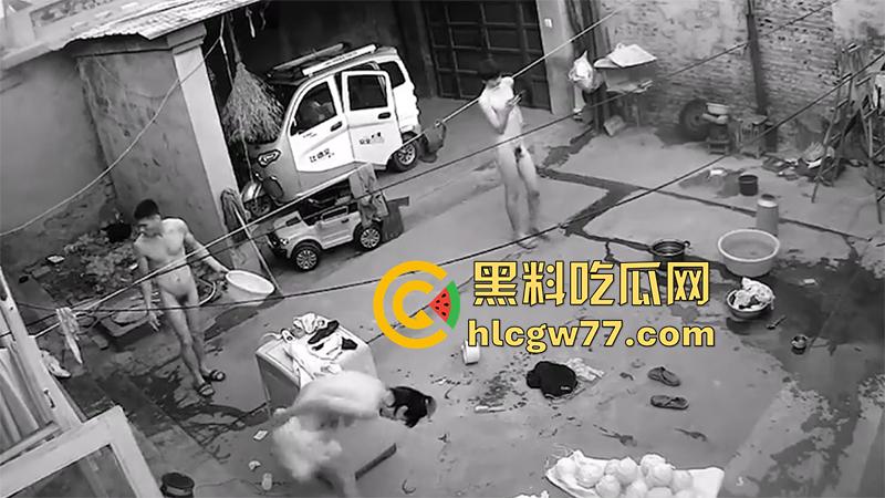 家庭摄像头破解，乱伦家庭户外洗澡，全身赤裸院子里等着洗澡，这骚妈身材还真奈斯啊！-6