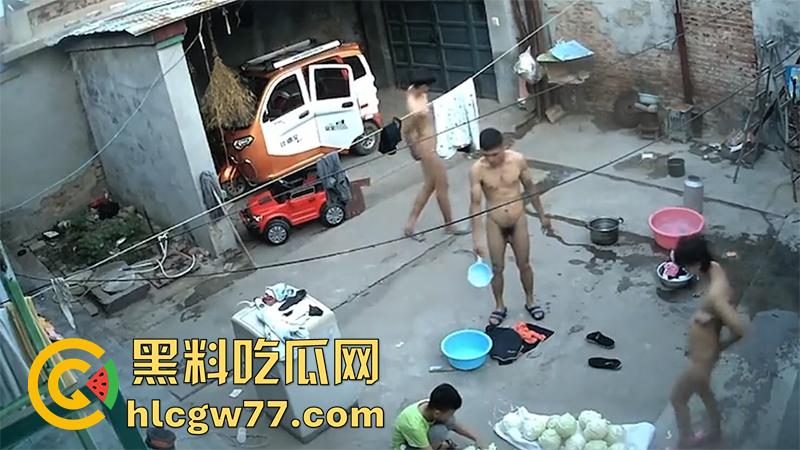 家庭摄像头破解，乱伦家庭户外洗澡，全身赤裸院子里等着洗澡，这骚妈身材还真奈斯啊！-8