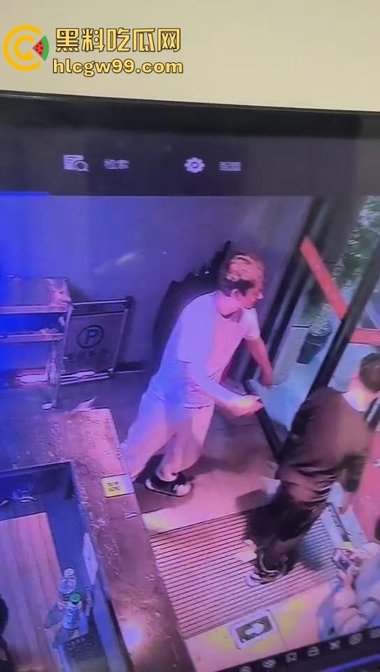 新年第一刀,莆田大过年上演血腥捅人案,五六刀下去,白刀进红刀出,大过年直接血溅当场!-1