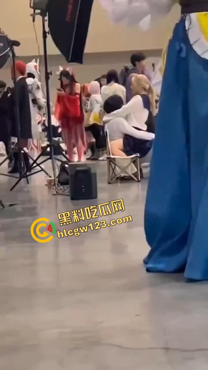 漫展烧鸡又作妖，重庆地平线漫展JK骚妹现场野战男友，COS界直接开操，裙底做爱全场围观！-8
