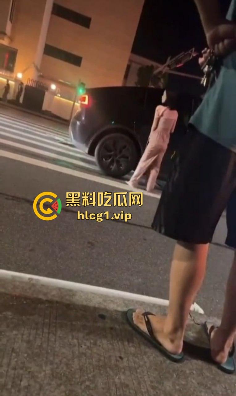 小仙女失控大闹现场!怒怼围观群众不锁死就撞死你们!当着警察面还动手打人,真把自己当仙女了?-6