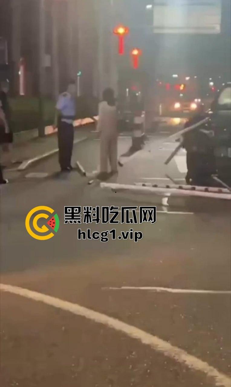 小仙女失控大闹现场!怒怼围观群众不锁死就撞死你们!当着警察面还动手打人,真把自己当仙女了?-9