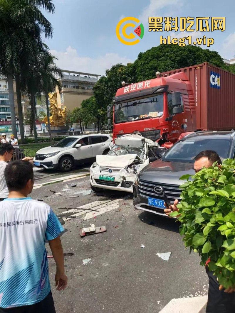 突发！广州番禺发生多车相撞事故 现场画面流出 让人非常震撼…-4