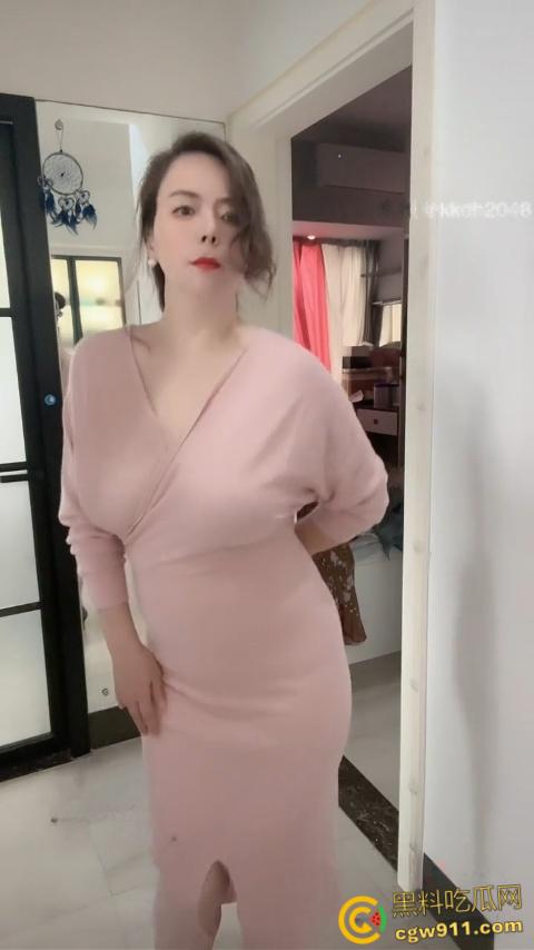 抖音极品大奶熟女网红【是媚姐吖】，坦克熟女女上骑乘，感觉坐的小伙有点难驾驭得住，吊钟巨乳操起来肯定爽 ！-3