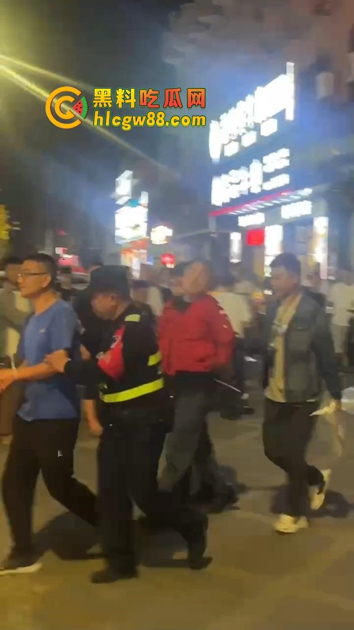 东莞净土不再，城市派对扫黄现场曝光，性感公主们排队上车，莞式传奇又少一处！-8