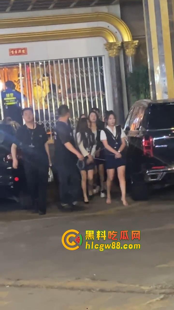 东莞净土不再，城市派对扫黄现场曝光，性感公主们排队上车，莞式传奇又少一处！-12
