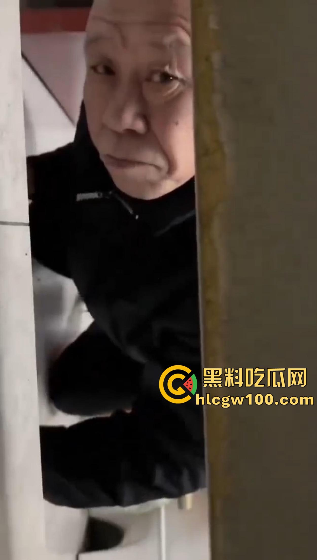 老逼登儿女厕偷窥上瘾，被钓鱼抓个正着，吓得妹子裤子都提不起来，下次建议直接尿他脸上黄汤伺候洗洗清醒！-1